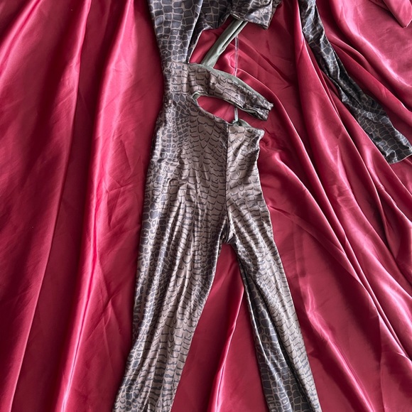Crocodile jumpsuit-New - Picture 2 of 2